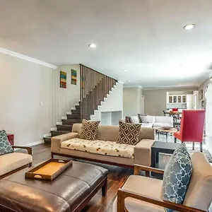 Stylish Hollywood Hills With Million Dollar Views Waiting For You! Holiday home